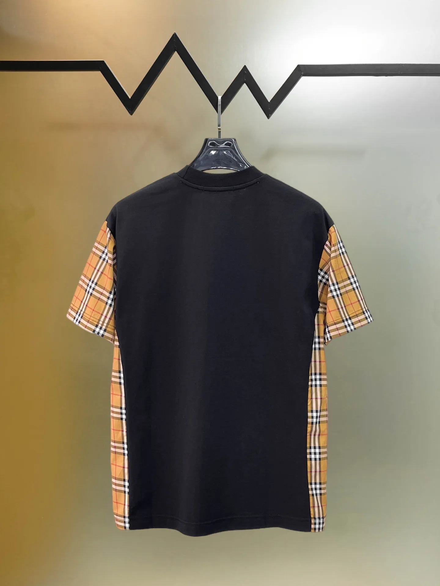 Burberry's high-end top-quality products 🐮2026 Spring and Summer New Arrival first counter, the latest New Arrival short-sleeved round neck T-shirt Premium customized design, avant-garde and fashionable! Brand logo heavy craftsmanship design Premium customized 260g fabric. Soft to the touch. Comfortable to wear. Counter-level exquisite stitching. Fine workmanship. The upper body effect is incomparably handsome! A must-have item for men and women with the same style! Sizes: S~XXL When placing an order, please state your height and weight. The maximum wearing size is 210 pounds (one size larger)
